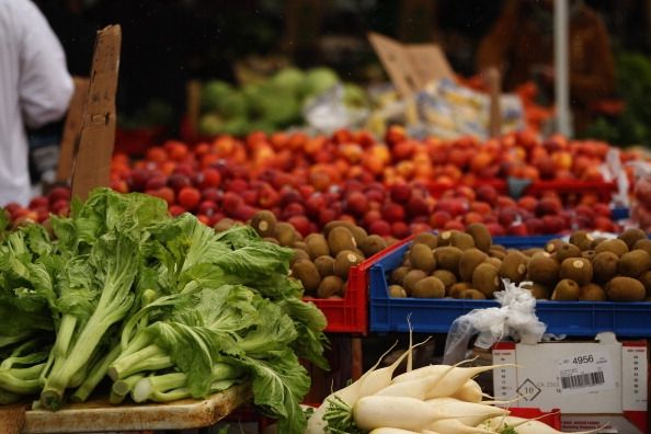 Comer una dieta sana con muchas verduras y frutas puede reducir el riesgo de algunos tipos de cáncer.