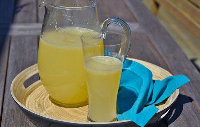 ¿Por qué usted debe beber agua de limón en la mañana