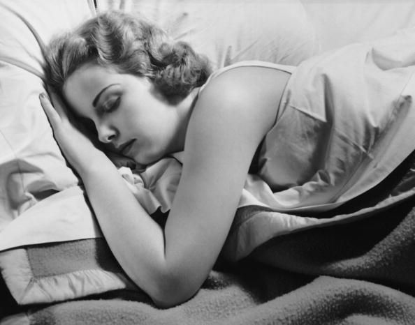 Mujer durmiendo en la cama