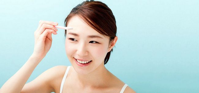 10 sencillos pasos para obtener Perfect Cejas Usando Ceja Razor
