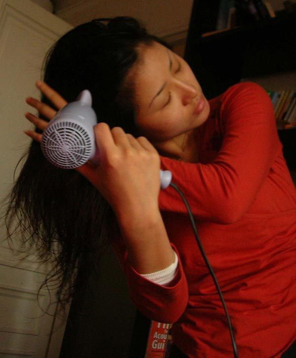 mujer secador de pelo