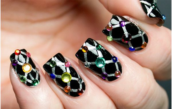 Diseño de uñas acolchada con diamantes de imitación