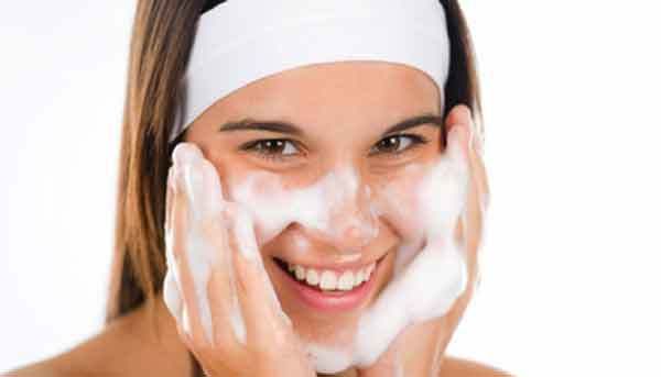 La limpieza de cuidado de la piel