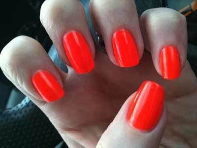 neón esmalte de uñas de color naranja