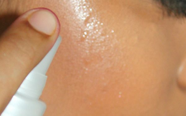 Hidratar la piel con un spray de acabado