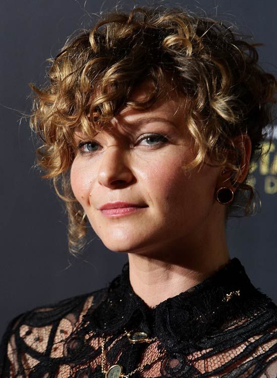 Smart-y-Super-Curly-Pixie-con-Highlights