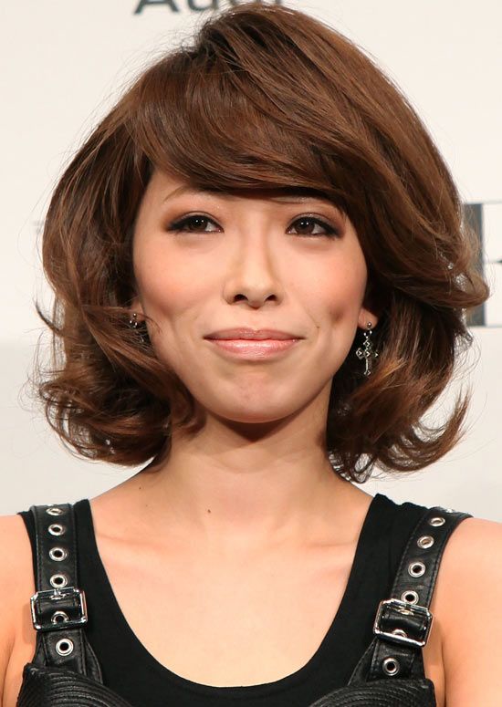 Volumized-Curly-Bob-con-Side-Swept-Bangs