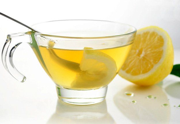 6 Beneficios de beber agua de limón caliente por la mañana