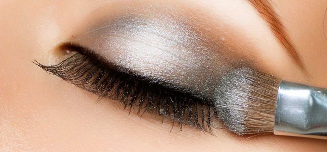 7 Consejos de maquillaje eficaces para hacer su Sombra de ojos ven más brillantes