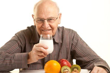 Hombre mayor que tiene un desayuno saludable