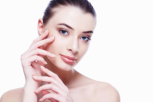Tapping facial - una nueva tendencia para combatir las arrugas