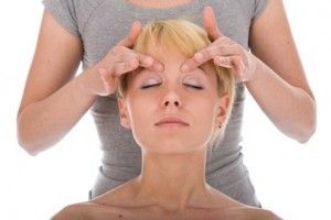Mujer bonita en el tratamiento de masaje de cabeza isoalted en el fondo blanco