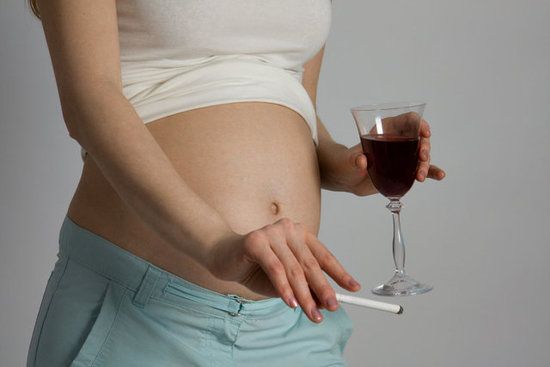 Cómo fumar y beber durante el embarazo afecta al bebé en el vientre y la madre?