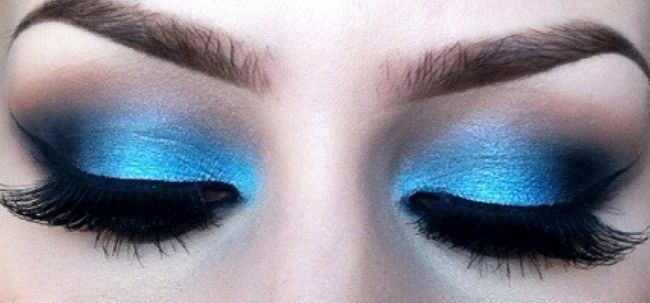 Cómo aplicar sombra de ojos azul de maquillaje perfectamente?