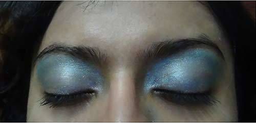 el color azul de maquillaje con brillo de ojos