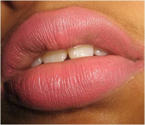 cómo aplicar el lápiz labial en los labios finos 4