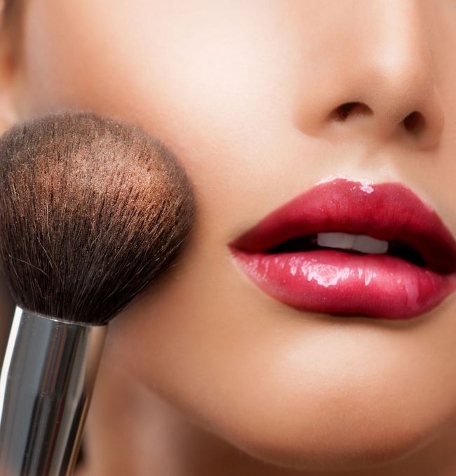 ¿Cómo hacer maquillaje para labios delgados?