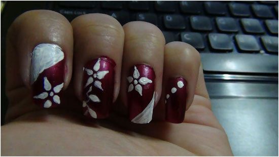 Dibuja flores esmalte de uñas