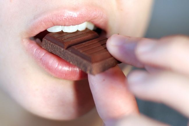 Es el consumo de chocolate una razón para el acné