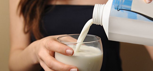 Es más saludable que la leche desnatada Leche entera?