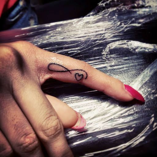 Lovable pequeña tattoos6 dedo