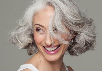 mujer de pelo gris-