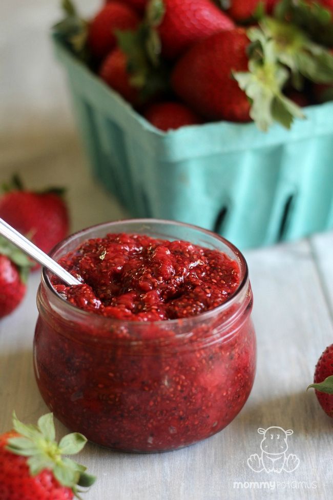 Strawberry Jam Chia Seed - tan fácil! Tres ingredientes y sólo se tarda unos 10 minutos de práctica en el momento de hacer.