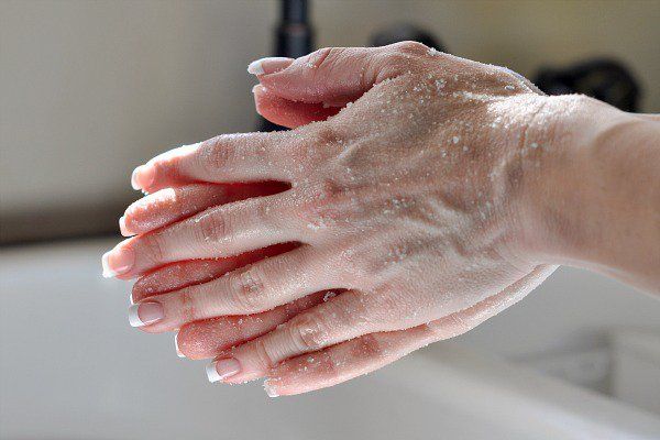 cómo hacer que los pies y las palmas de las manos suaves
