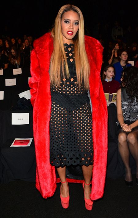Angela Simmons lleva abrigo de piel de color rojo a la nueva semana de la moda york