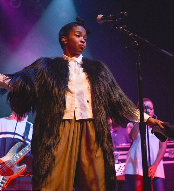 Lauryn Hill regresa a los escenarios con abrigo de piel sintética y gran lazo pelo negro