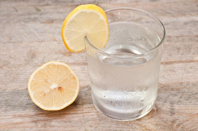 24 Razones por las que usted debe beber agua de limón cada mañana