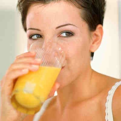 Un vaso de jugo de fruta al día no mantiene alejado al médico