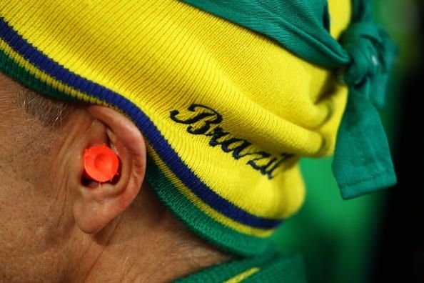 Un ventilador en un partido de fútbol brasileño lleva tapones para los oídos para protegerse del ruido del estadio. Un entorno ruidoso puede estar vinculado a un mayor riesgo de enfermedad cardíaca.