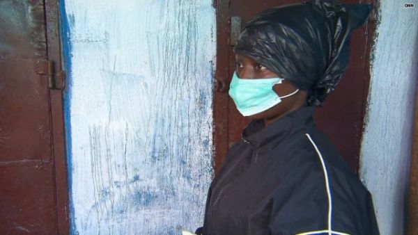 Una mujer inteligente salvó sus parientes de ébola utilizando bolsas de basura