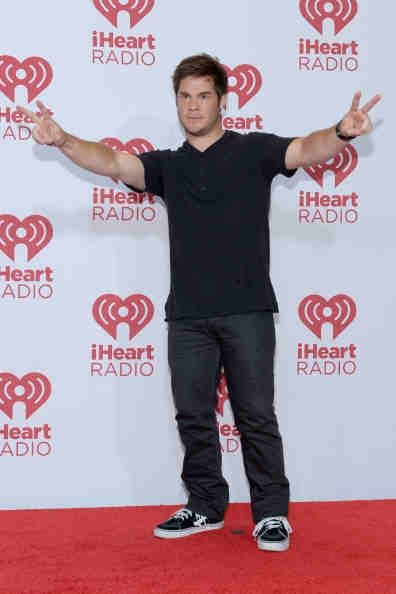 Adam DeVine en el backstage del 2015 iHeartRadio Music Festival.