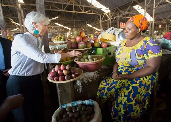 Un mercado de alimentos en Ruanda, mostrando frutas y verduras.