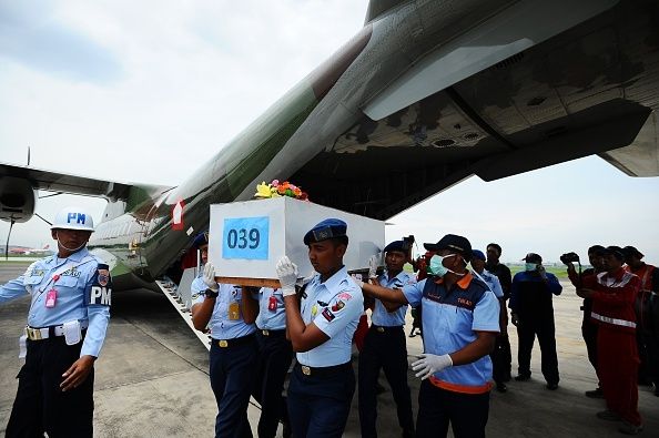 Operación Recuperación Continúa Para AirAsia QZ8501 Wreckage Operación Recuperación Continúa Para AirAsia QZ8501 Wreckage