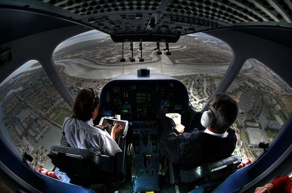 Vista desde un dirigible`s cockpit during flight.