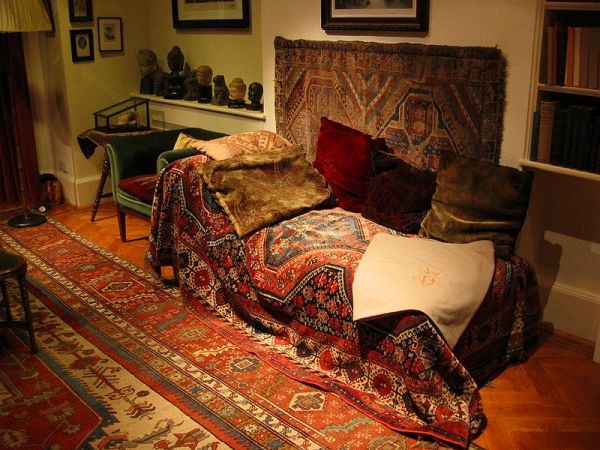 El sofá que Sigmund Freud utiliza en su práctica psiquiátrica.