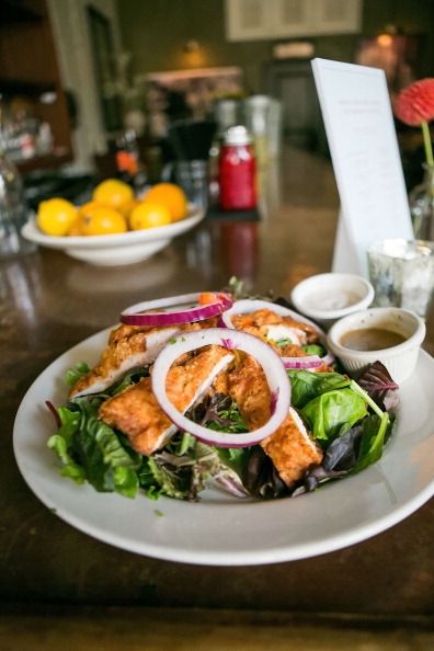 SEATTLE, WA - 25 de julio: Ensalada de pollo plato principal en The Kingfish Cafe el 25 de julio de 2014 en Seattle, Washington