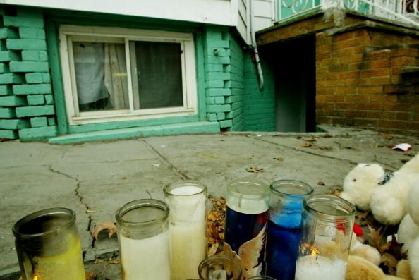 Un santuario inpromptu delante de una casa donde un niño murió de abandono.
