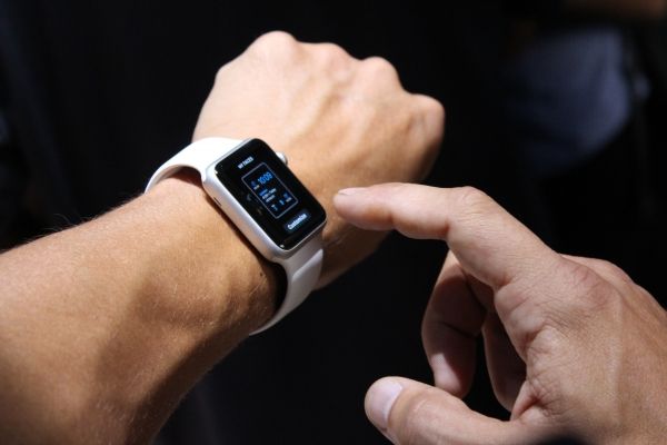 Apple ha puesto en marcha el reloj de Apple que marca su primera incursión en la industria de la salud.