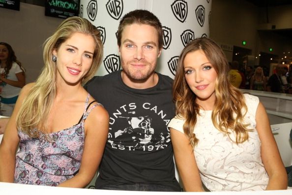 Emily Bett Rickards, Stephen Amell y Katie Cassidy en la Comic Con 2013