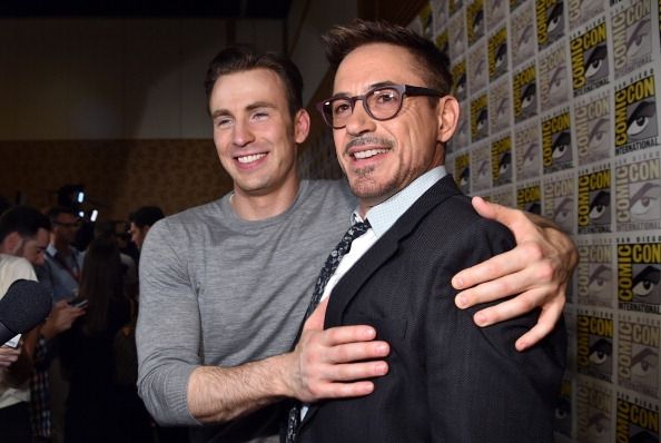 Chris Evans y Robert Downey, Jr. en Marvel`s Hall Press Line at the 2014 San Diego Comic Con.