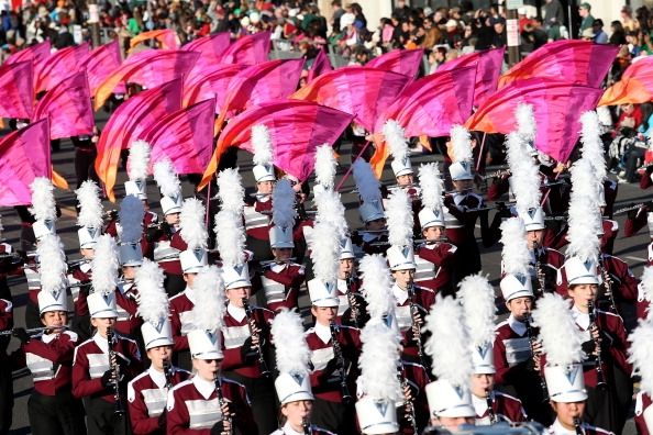 Una escuela secundaria de la banda en un desfile. Estar en una banda puede ayudar en la audición y habilidades del lenguaje.