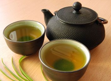 El té verde para la piel que brilla intensamente