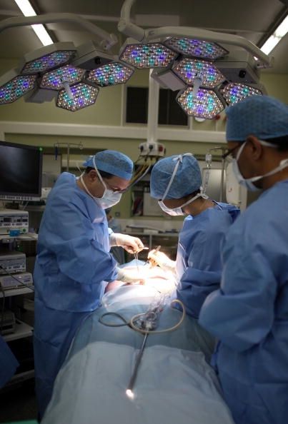 Cirujanos de Inglaterra quitar una vesícula biliar