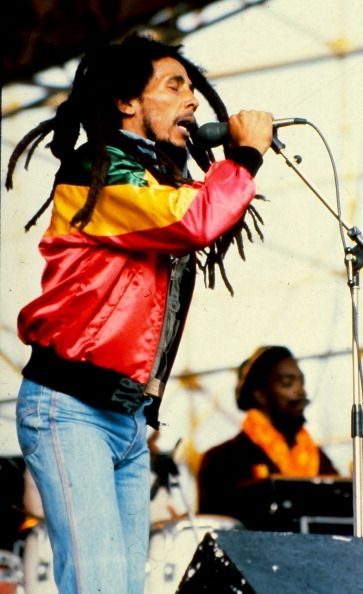Bob Marley realiza en el escenario.