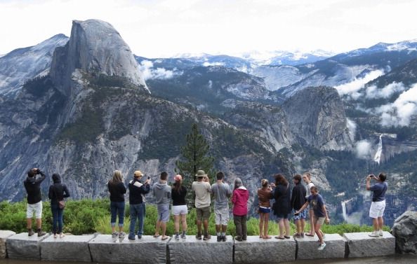 Turistas en el Parque Nacional de Yosemite disfrutando de las vistas. Un camping en Yosemite ha sido cerrado debido a las precauciones contra la peste.