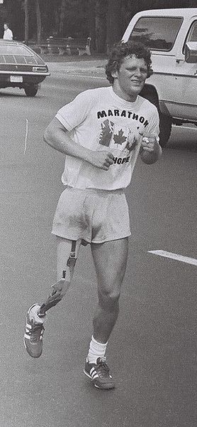 Terry Fox, el cáncer de recaudación de fondos de Canadá, durante su 1980 & # 034-Maratón de la Esperanza & # 034- recaudación de fondos de ejecución a través de Canadá.